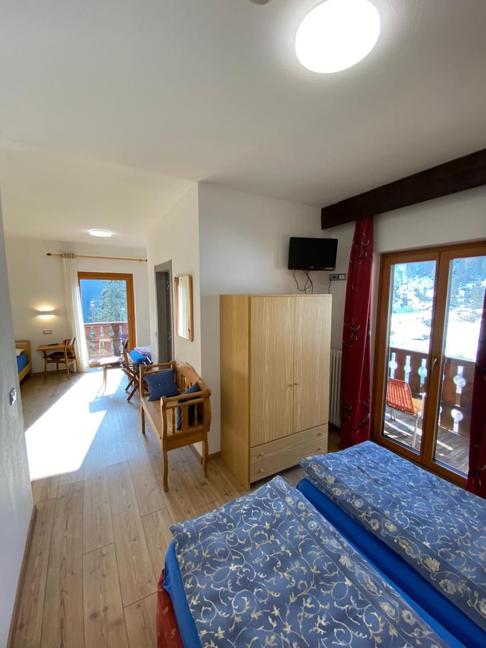 Bed, Photo of the whole room, wardrobe