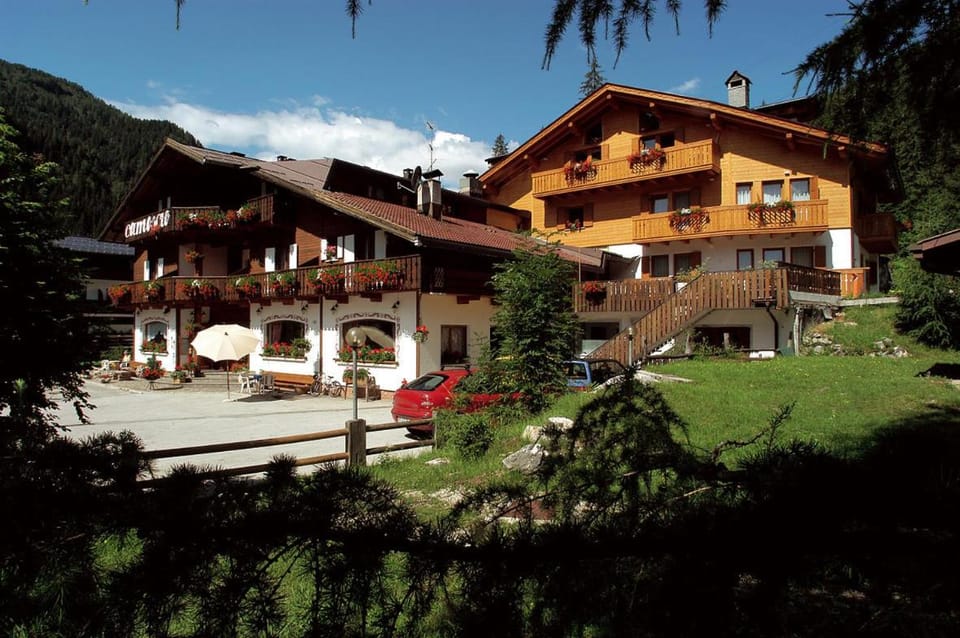Property building, Facade/entrance, Spring, Day, Natural landscape, Summer, Balcony/Terrace, On site, Mountain view