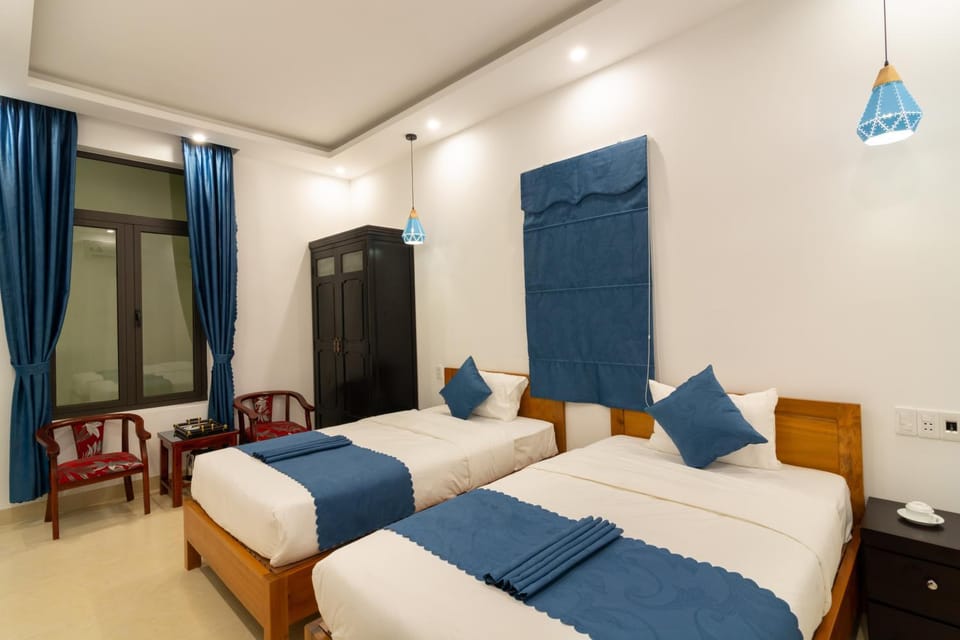 Bed, Food and drinks, Guests, Guests, Garden view, Garden view, Street view, Street view, Drinks, children, children, young children, young children, older children, older children, group of guests, group of guests