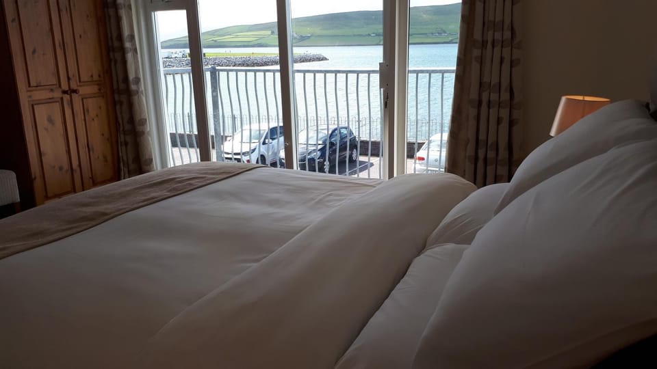 Bed, Balcony/Terrace, Bedroom, Sea view