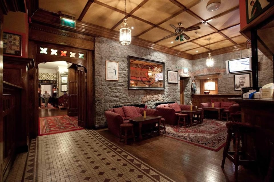 Restaurant/places to eat, Lounge or bar