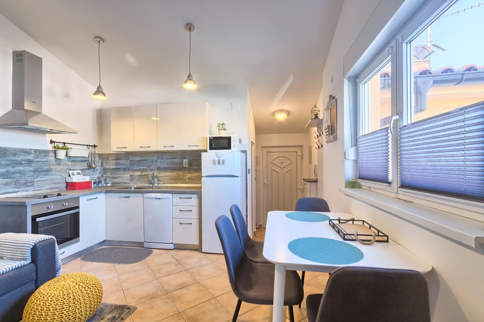 Coffee/tea facilities, Kitchen or kitchenette, Seating area, Dining area