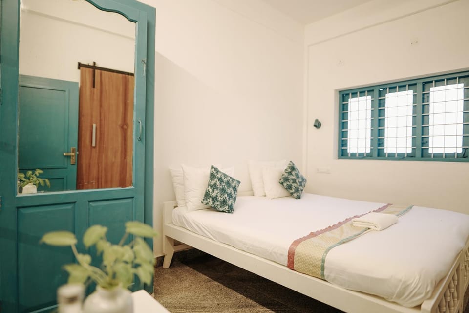 Bed, Photo of the whole room, Bedroom