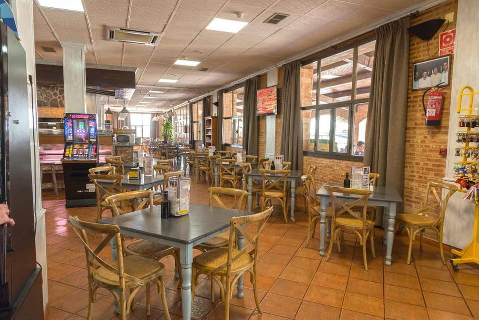 Restaurant/places to eat, Lounge or bar