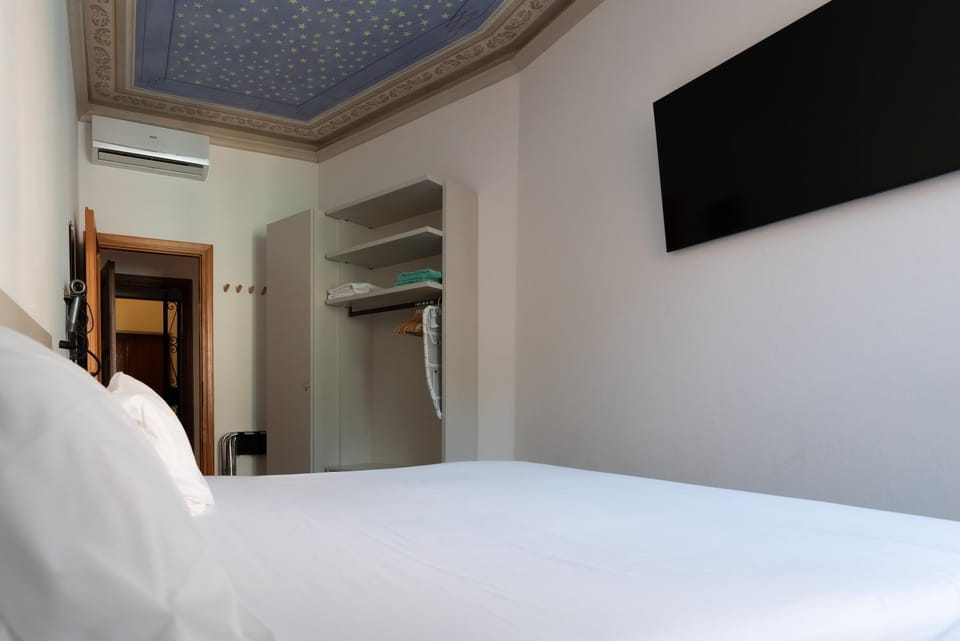 Bedroom, wardrobe, air conditioner