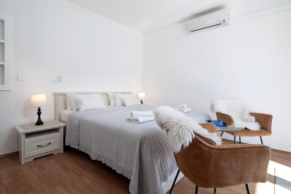 Bed, Photo of the whole room, Seating area, Bedroom, towels, air conditioner