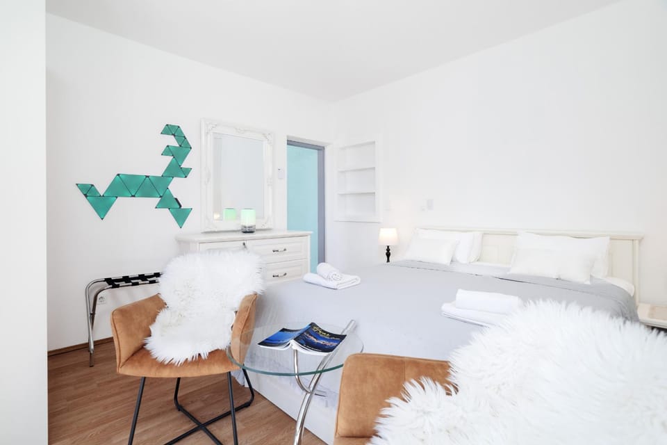Bed, Photo of the whole room, Seating area, Bedroom