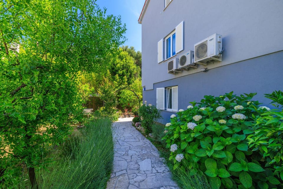 Patio, Facade/entrance