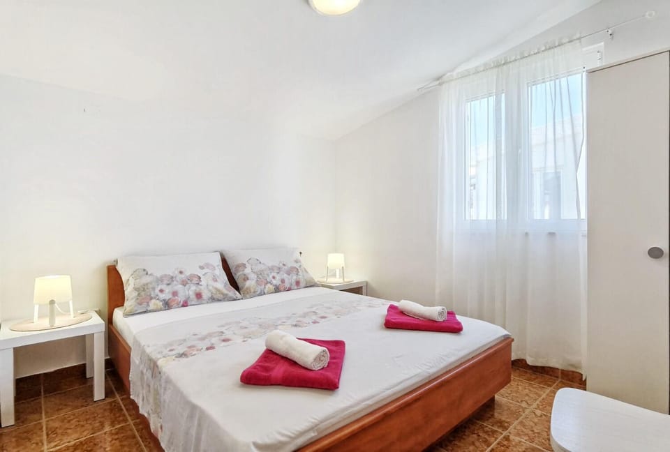 Bed, Photo of the whole room, Bedroom, towels, wardrobe