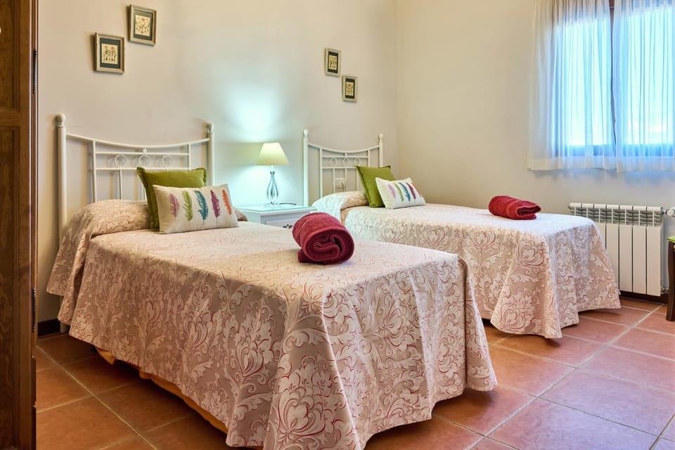 Bed, Photo of the whole room, Bedroom, internet, towels