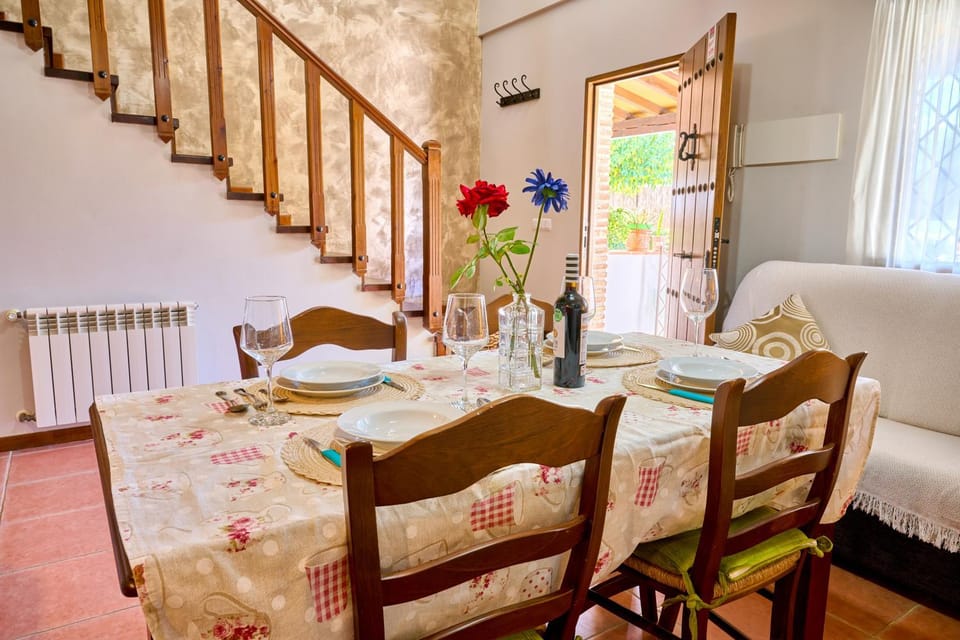 Living room, Dining area, internet