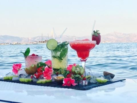 Restaurant/places to eat, Beach, Sea view, Alcoholic drinks