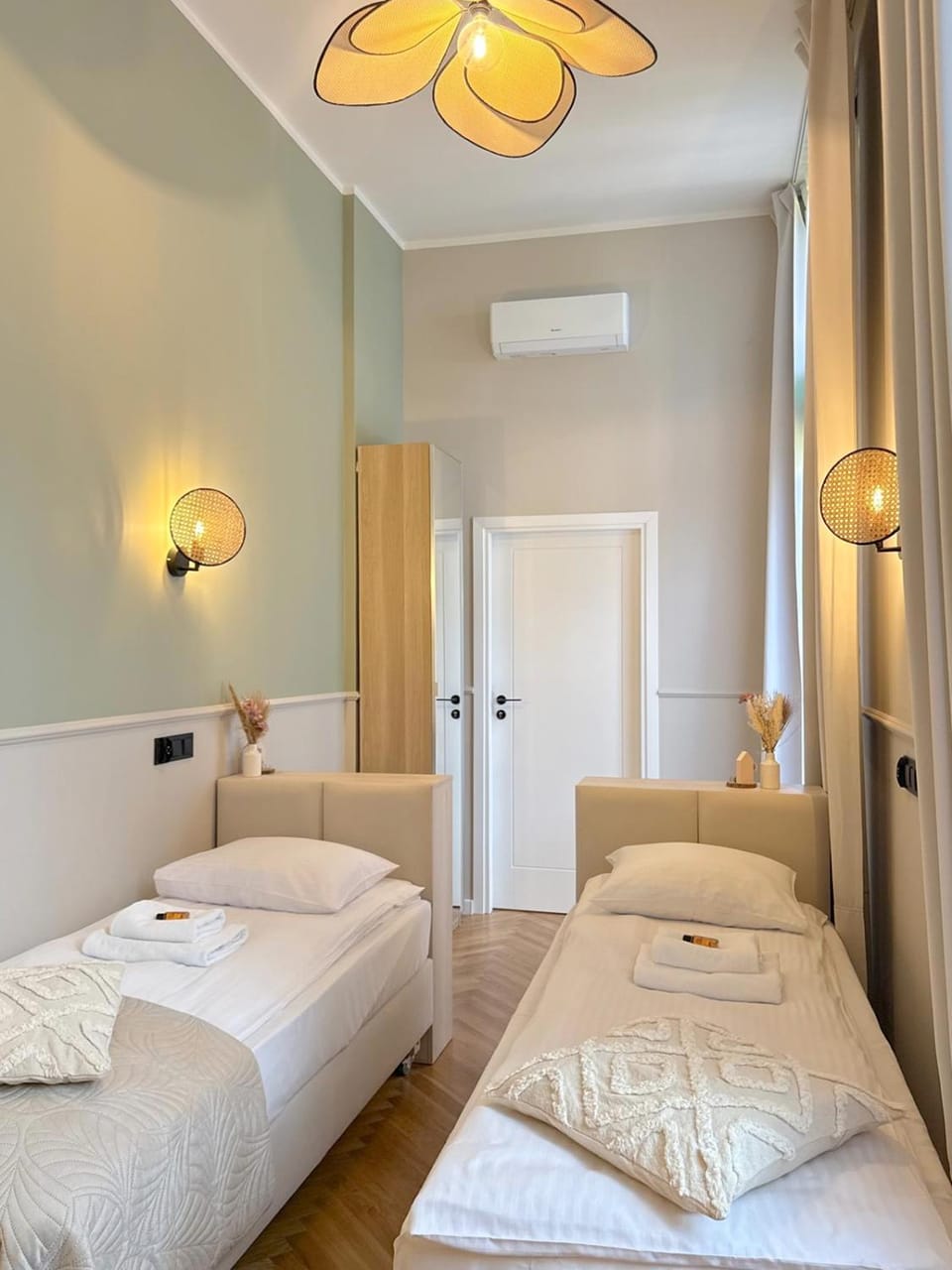 Upscale Apartments - AC in rooms, ensuite bathrooms, lift - 8 mins to Main Square Apartment in Krakow