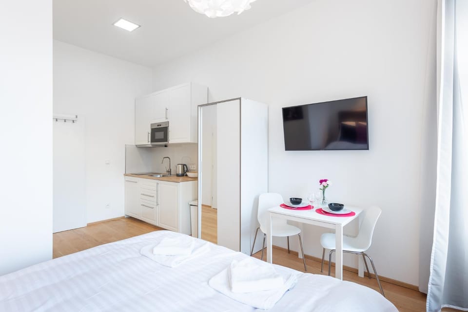 Bed, Kitchen or kitchenette, Bedroom