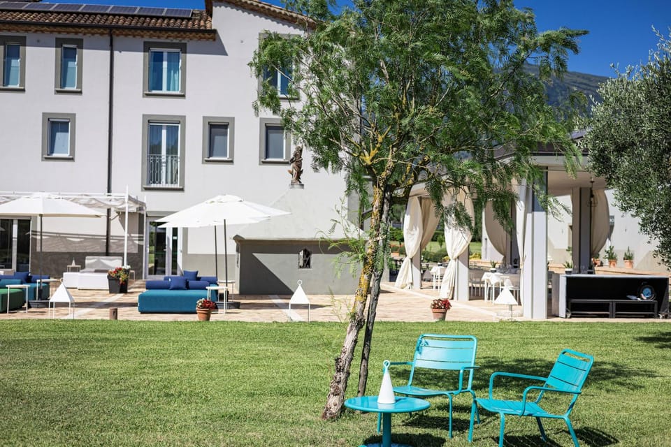 Property building, Patio, Day, Garden, sunbed