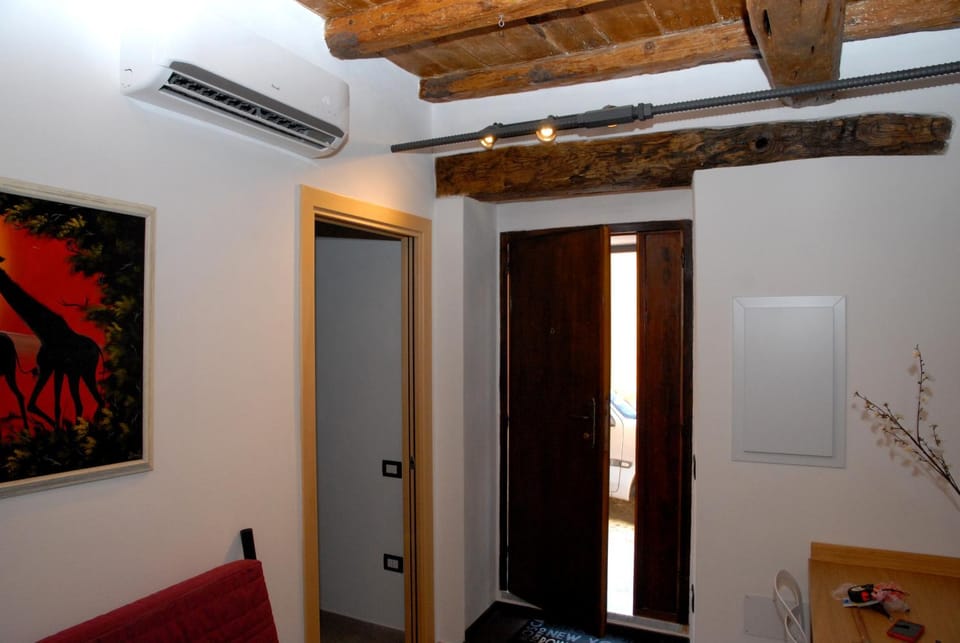 Decorative detail, internet, air conditioner