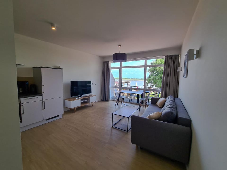 Patio, TV and multimedia, Balcony/Terrace, Kitchen or kitchenette, Living room, Photo of the whole room, Decorative detail, Seating area, Dining area, Lake view