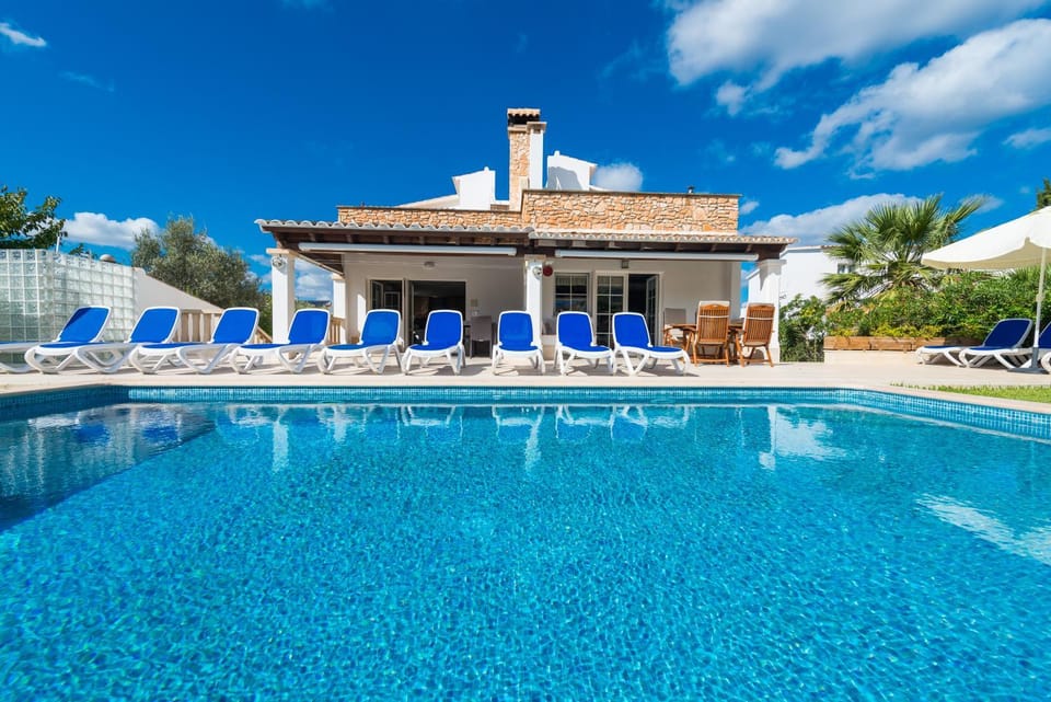 Property building, Day, Pool view, Swimming pool, sunbed