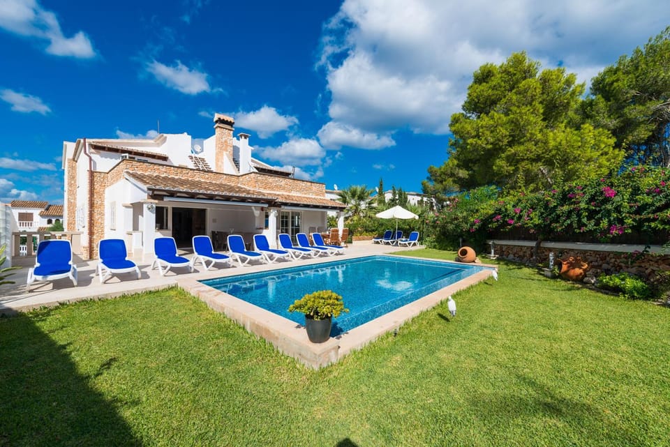 Property building, Garden, Garden view, Pool view, Swimming pool, sunbed