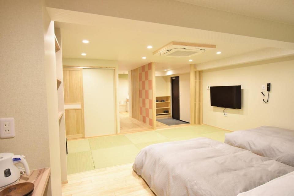 Bed, TV and multimedia, Photo of the whole room, Bedroom