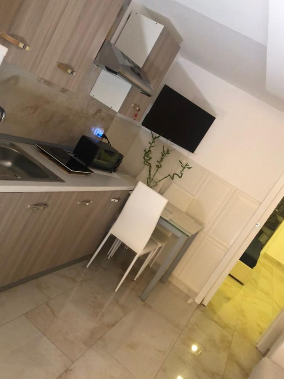 Kitchen or kitchenette, Dining area
