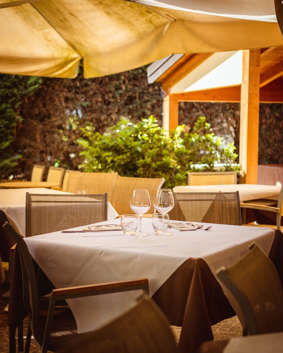 Restaurant/places to eat, Living room