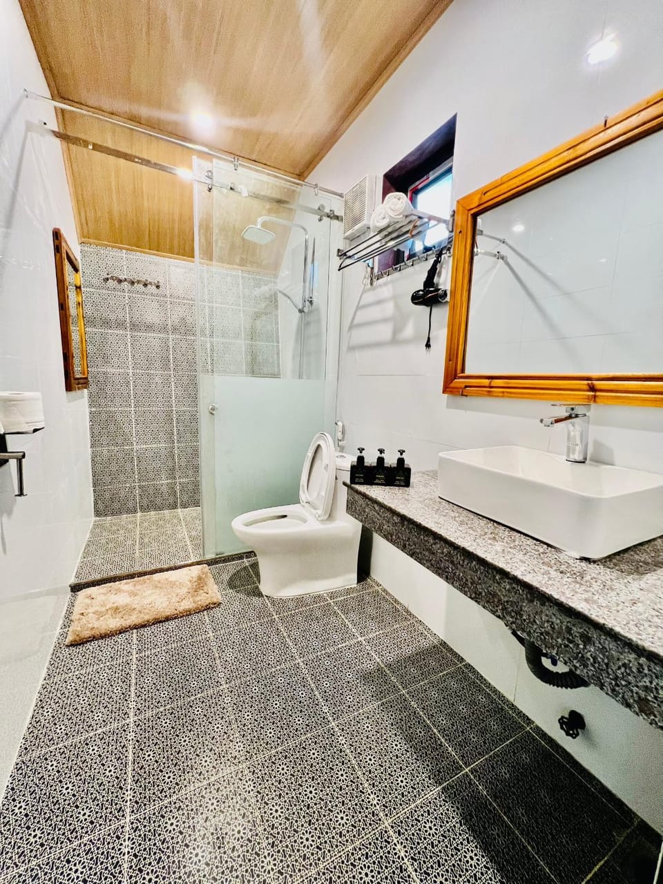 Shower, Toilet, Bathroom, towels
