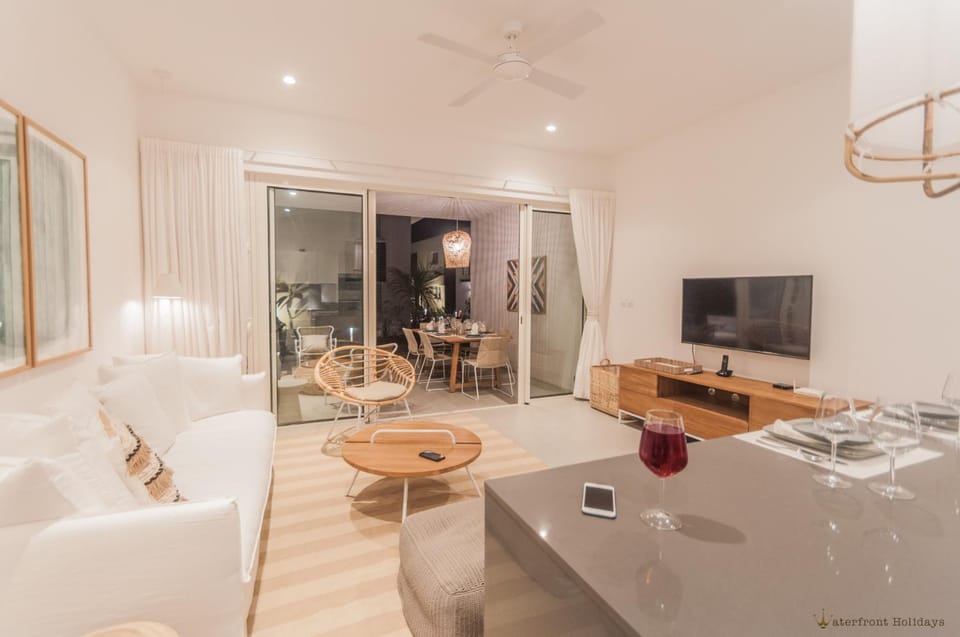 TV and multimedia, Kitchen or kitchenette, Living room, Seating area, Dining area