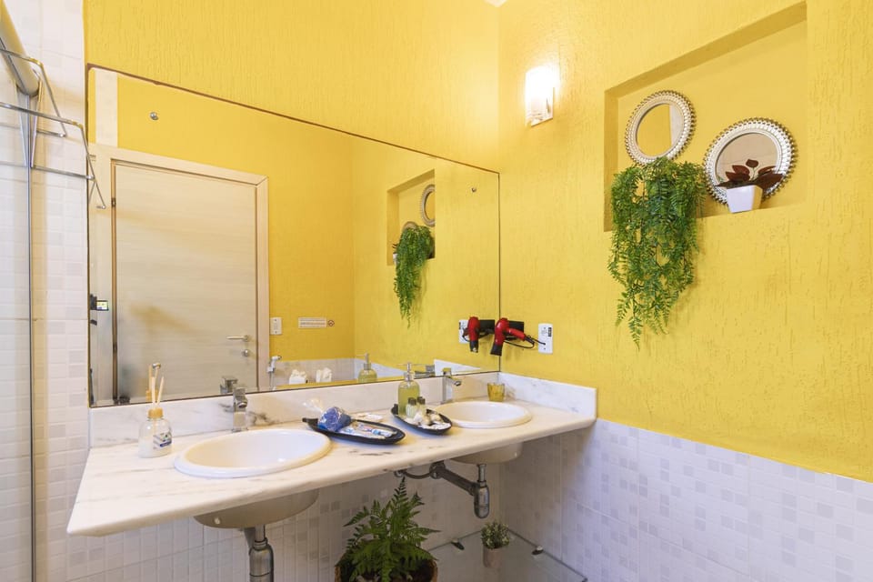 Bathroom, Floor plan, hair dryier