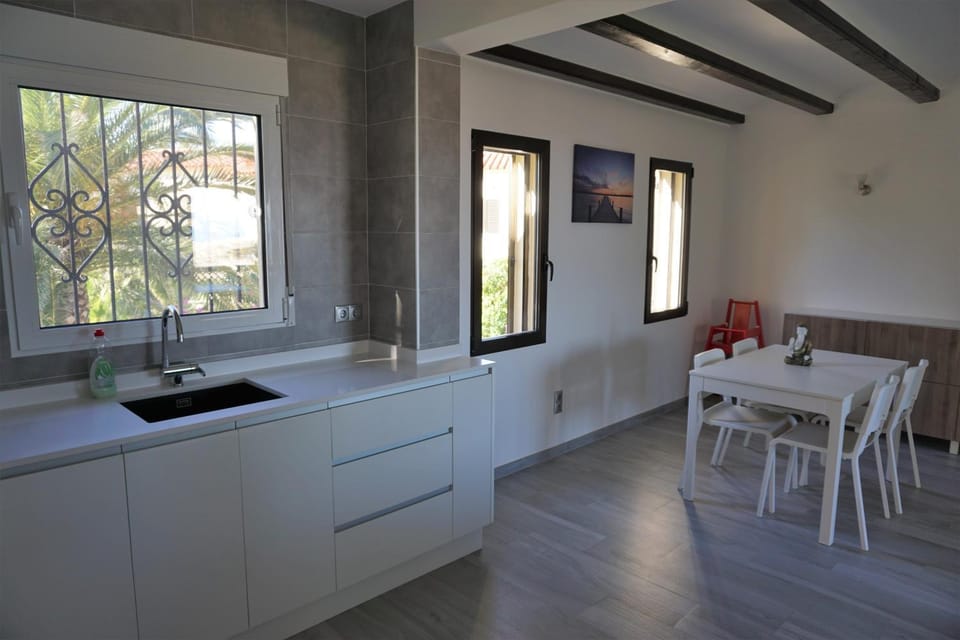 Kitchen or kitchenette, Dining area