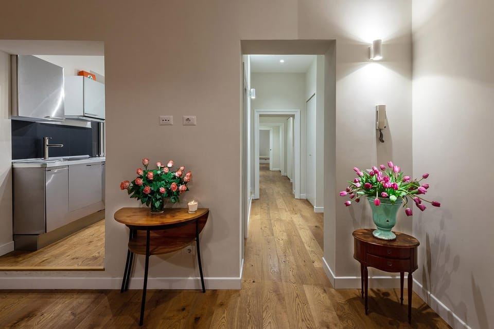 Staff, Kitchen or kitchenette, Living room, Food and drinks, Seating area, Dining area