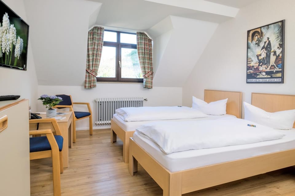 Bed, Photo of the whole room, Seating area