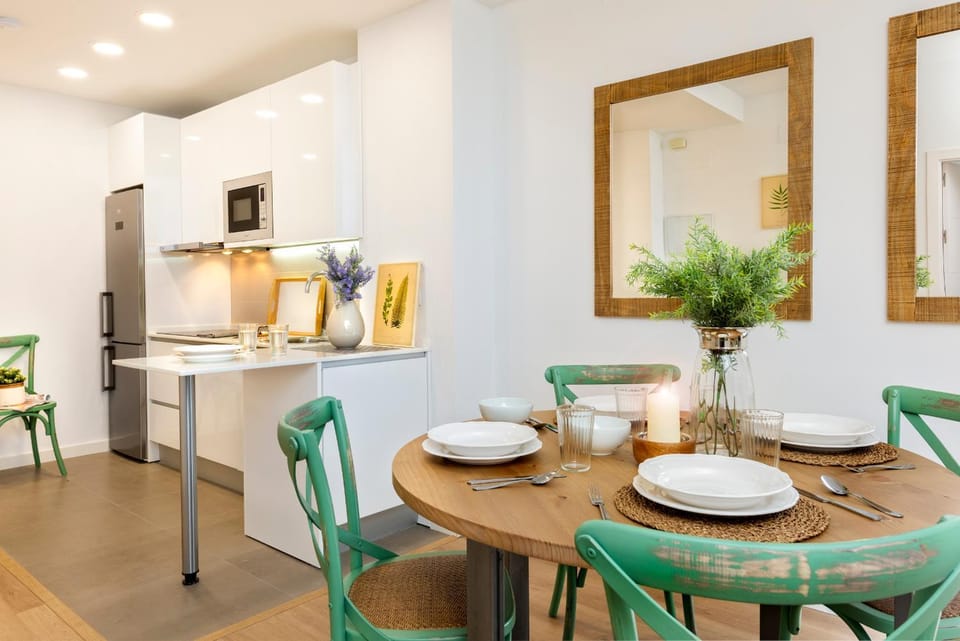 Kitchen or kitchenette, Dining area