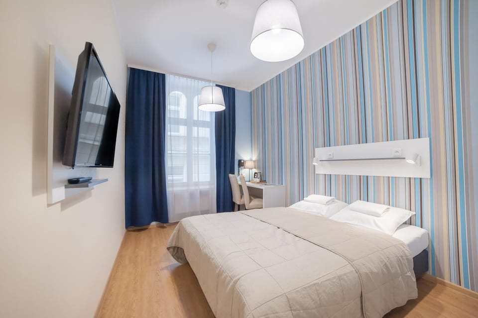 Bed, TV and multimedia, Photo of the whole room, Bedroom