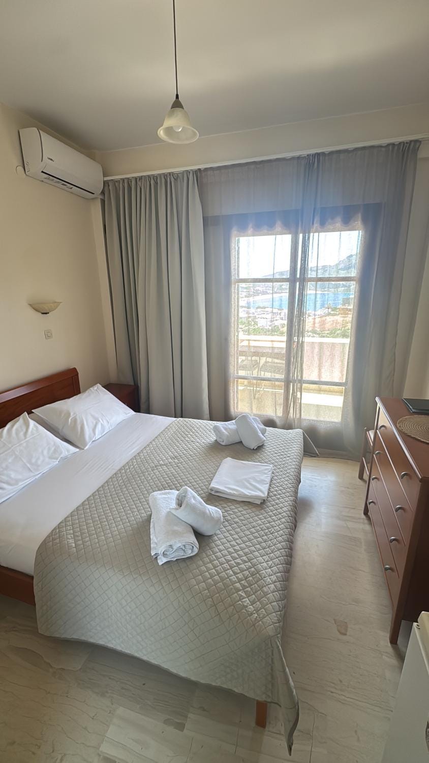 Bed, towels, air conditioner