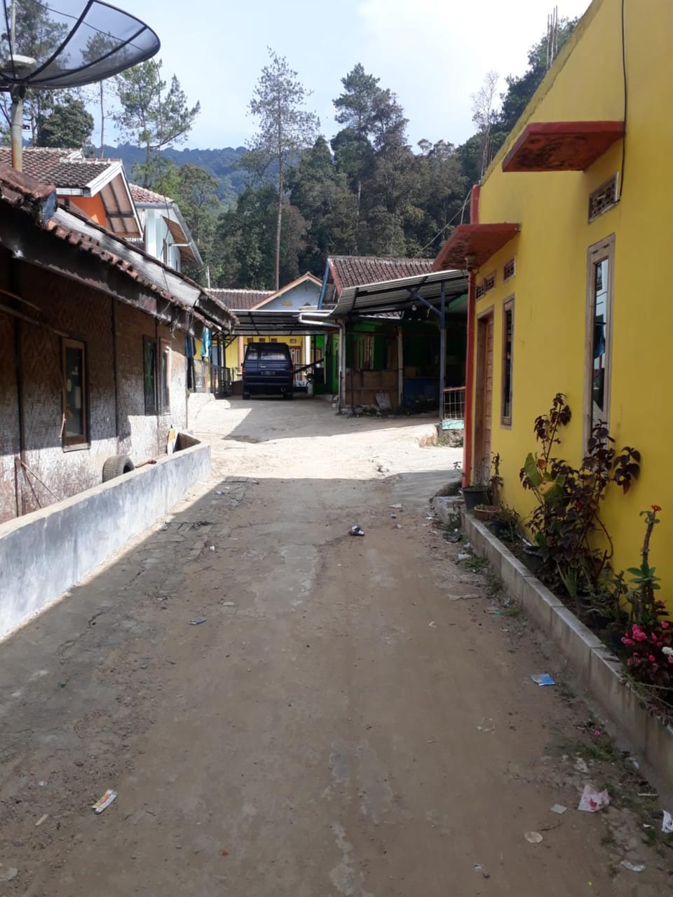 Property building, Day, Neighbourhood, Mountain view, Street view