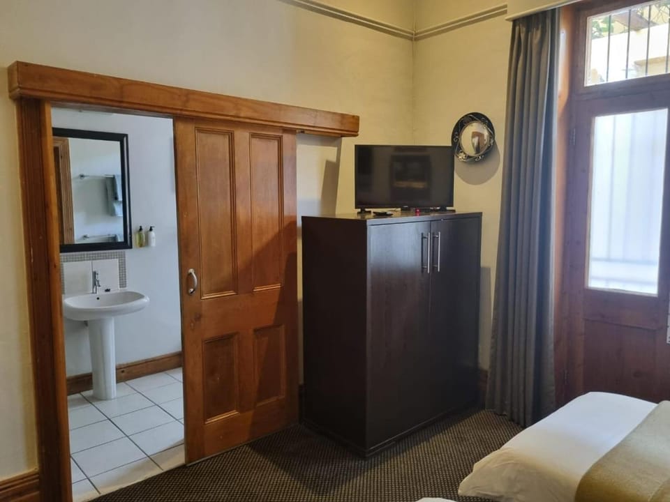Bathroom, TV and multimedia