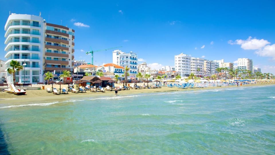 Nearby landmark, Restaurant/places to eat, Natural landscape, Beach