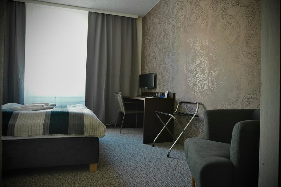 Photo of the whole room, Seating area
