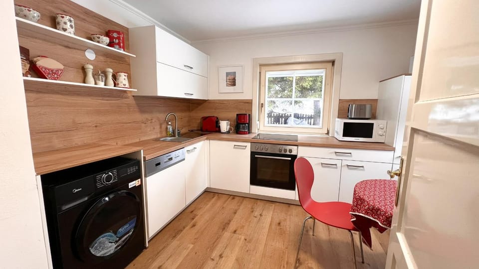 Coffee/tea facilities, Kitchen or kitchenette, dishwasher, oven, stove