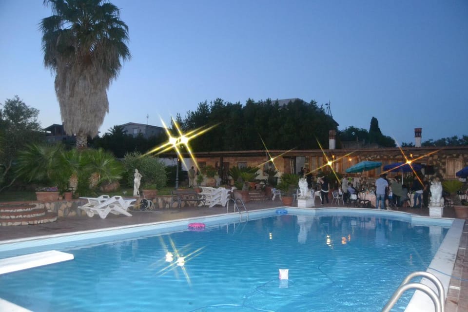 Kitchen or kitchenette, Pool view