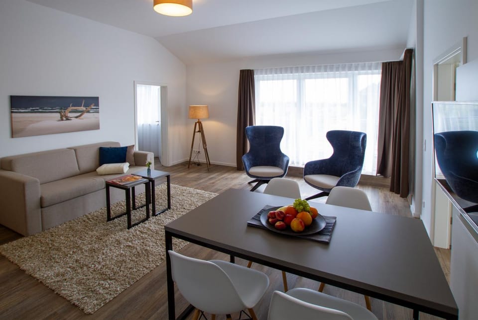 Living room, Food and drinks, Seating area, Dining area