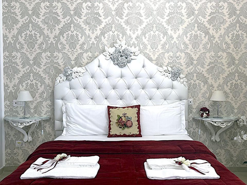 Bed, Bedroom, towels
