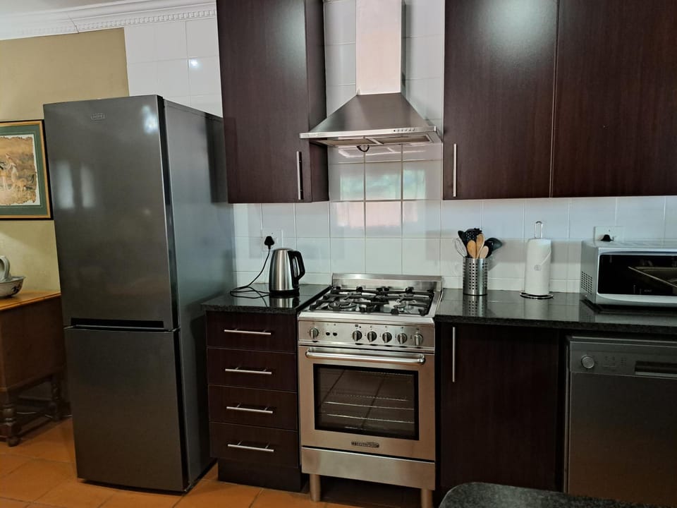 Coffee/tea facilities, dishwasher, minibar, stove, toaster, kitchen