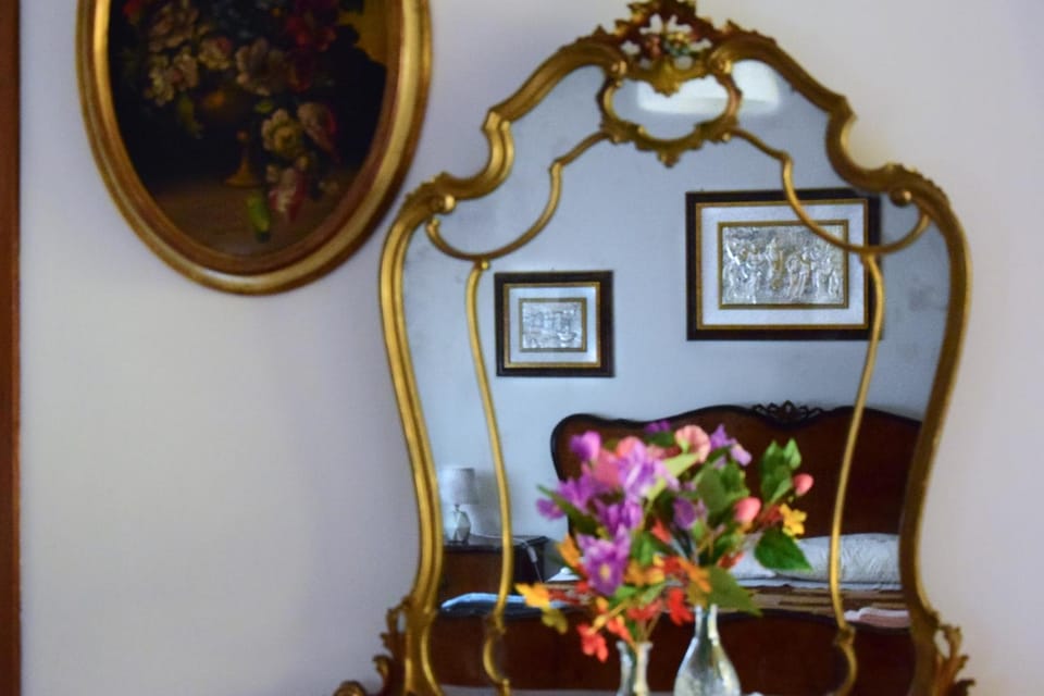Photo of the whole room, Decorative detail