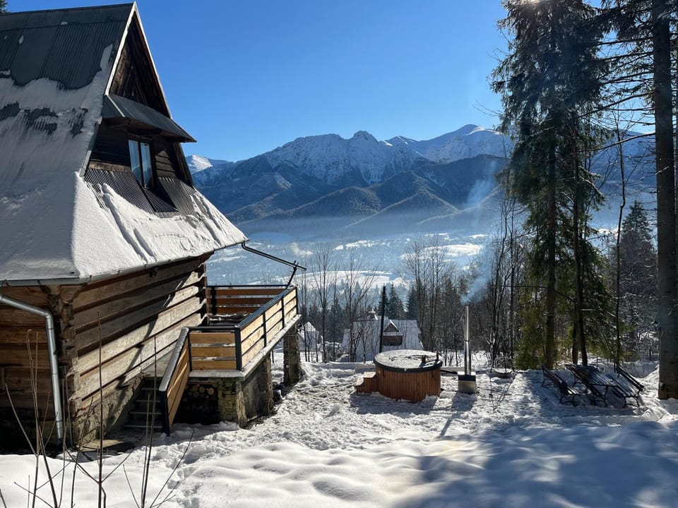 Property building, Day, Natural landscape, Winter, Hot Tub, Mountain view