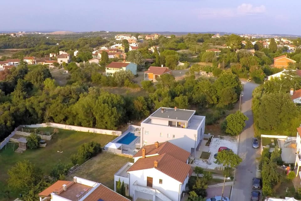 Neighbourhood, Bird's eye view