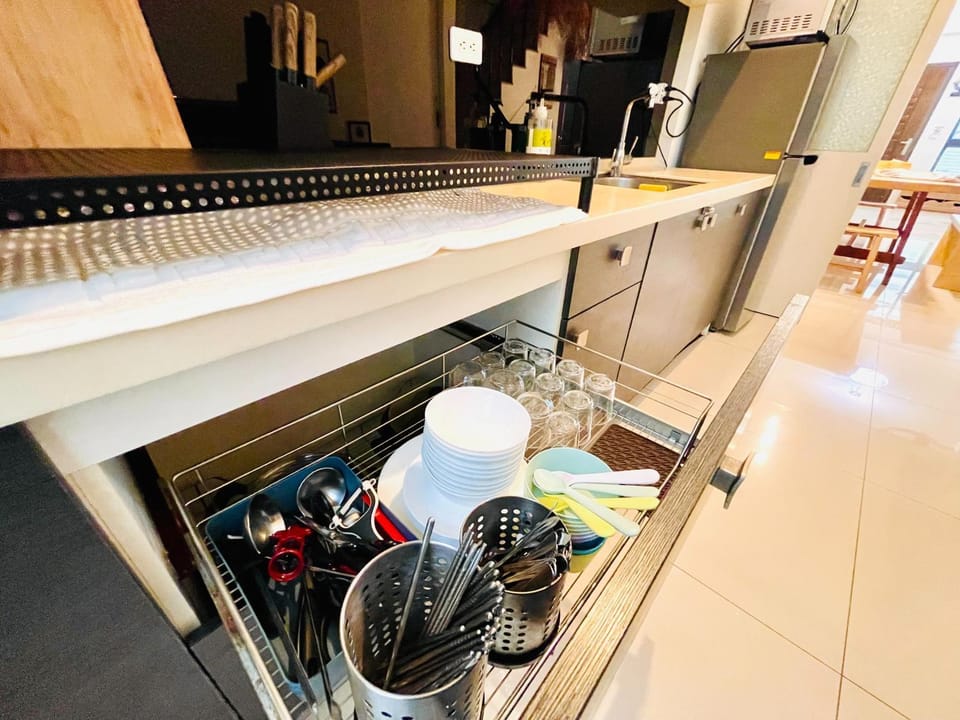 Coffee/tea facilities, Kitchen or kitchenette, Living room, dishwasher, minibar, oven, pet friendly, stove