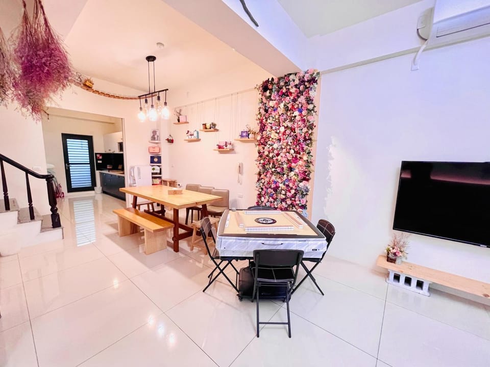 Communal lounge/ TV room, TV and multimedia, Kitchen or kitchenette, Living room, Seating area, Dining area, Evening entertainment, minibar, oven, pet friendly