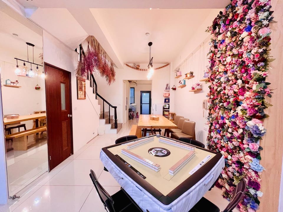 Kitchen or kitchenette, Living room, Seating area, Dining area, fireplace